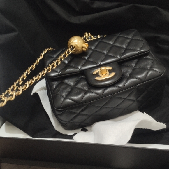 Brand new. Never used, Chanel Mini Flap square with gold ball. Pearl crush. - Picture 2 of 12